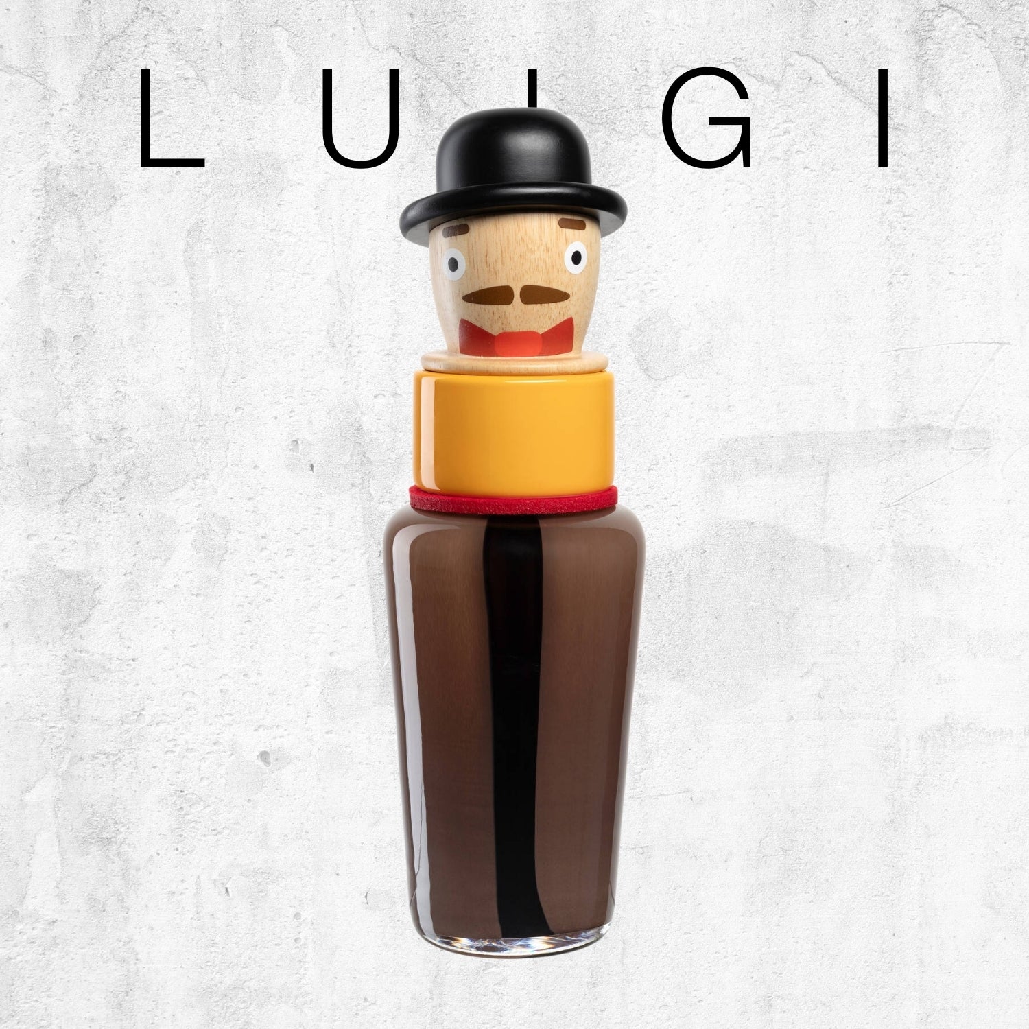 Holzfigur mit schwarzem Hut, Schnurrbart, gelbem Kragen und braunem Glasunterteil. Text: „LUIGI“.