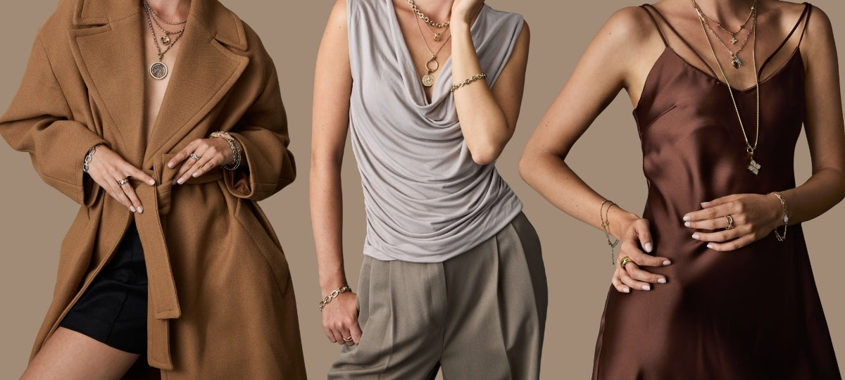 Drei Frauen tragen eleganten Schmuck und Accessoires in neutralen Farbtönen – Braun, Grau und Bordeaux – vor hellem Hintergrund