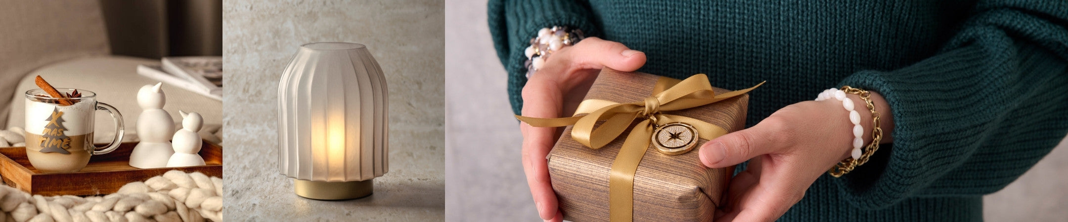 Drei weihnachtlich-gemütliche Motive nebeneinander: links eine Tasse Latte Macchiato mit Zimtstange und weißen Schneemannfiguren, in der Mitte eine warme Lichtquelle in einer eleganten Lampe mit geriffeltem Schirm, rechts eine Person in einem grünen Strickpullover, die ein Geschenk mit goldener Schleife hält.
