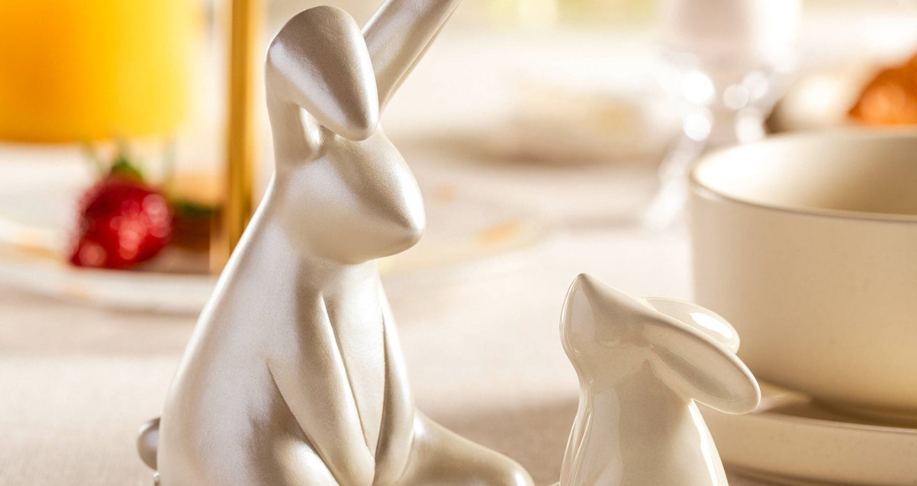 Zwei weiße Osterhasen