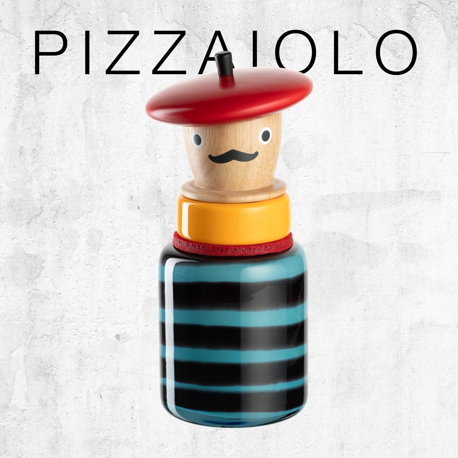 Holzfigur mit roter Pizzabäcker-Mütze, Schnurrbart sowie gelbem Kragen und gläsernem Körper mit schwarzen und türkisfarbenen Streifen. Text: „PIZZAIOLO“.