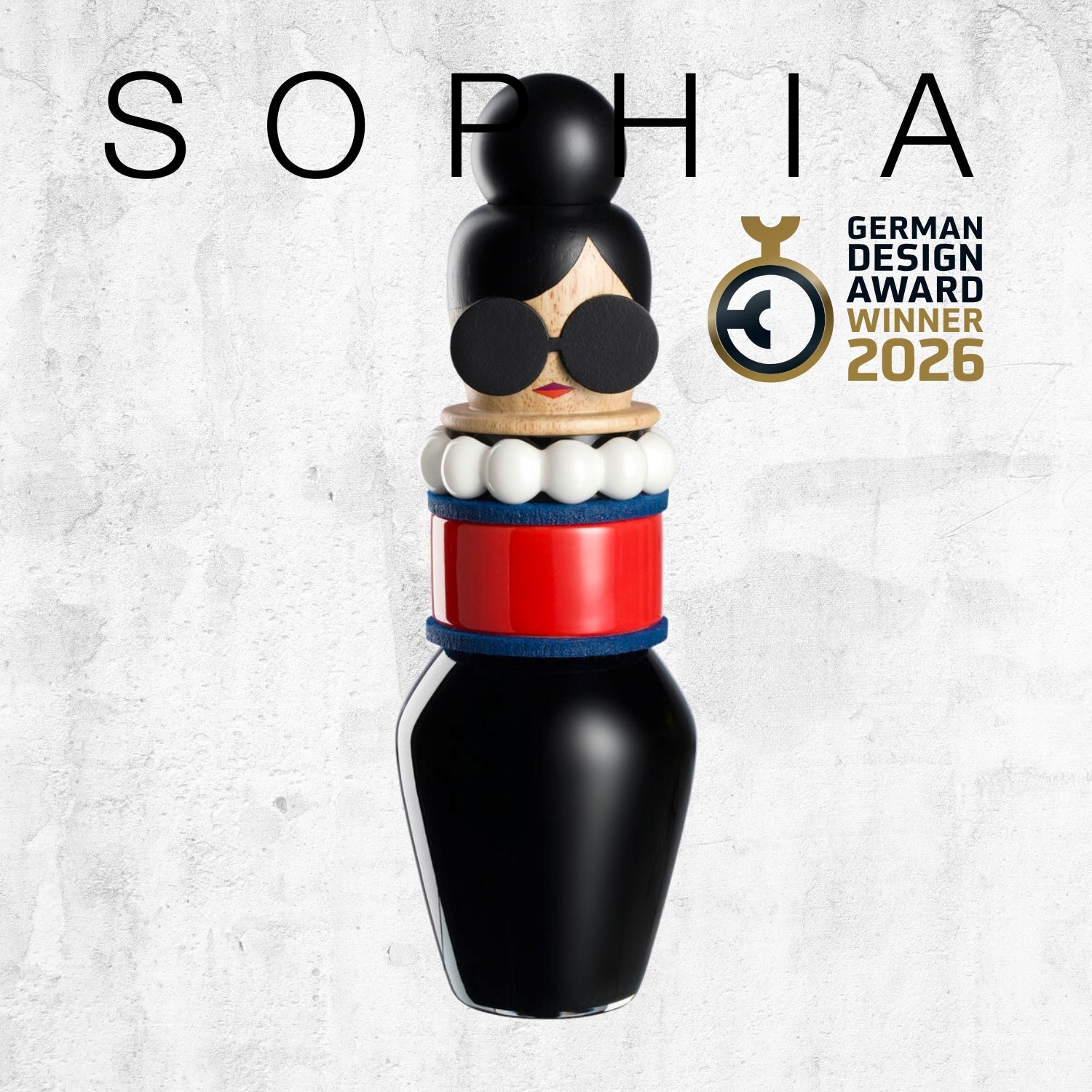 Elegante schwarze Figur mit Brille, Perlenkragen und rotem Element. Text: „SOPHIA“ und Auszeichnung „German Design Award Winner 2026“.