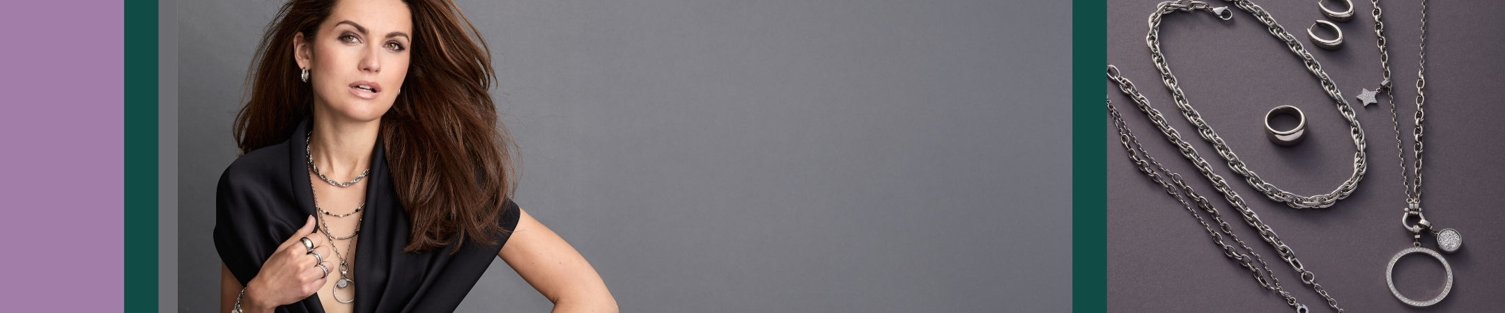 Frau mit dunklem Haar und elegantem Silberschmuck aus Ketten, Ringen, Armreifen und Ohrringen, daneben flach arrangierte silberfarbene Schmuckstücke mit Ketten, Ringen und Anhängern auf dunklem Untergrund.