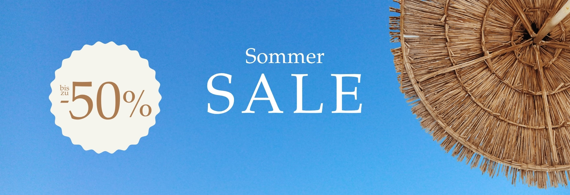 Sommer SALE bis 50% Rabatt, Strohhut vor blauem Himmel, sommerliche Strandatmosphäre