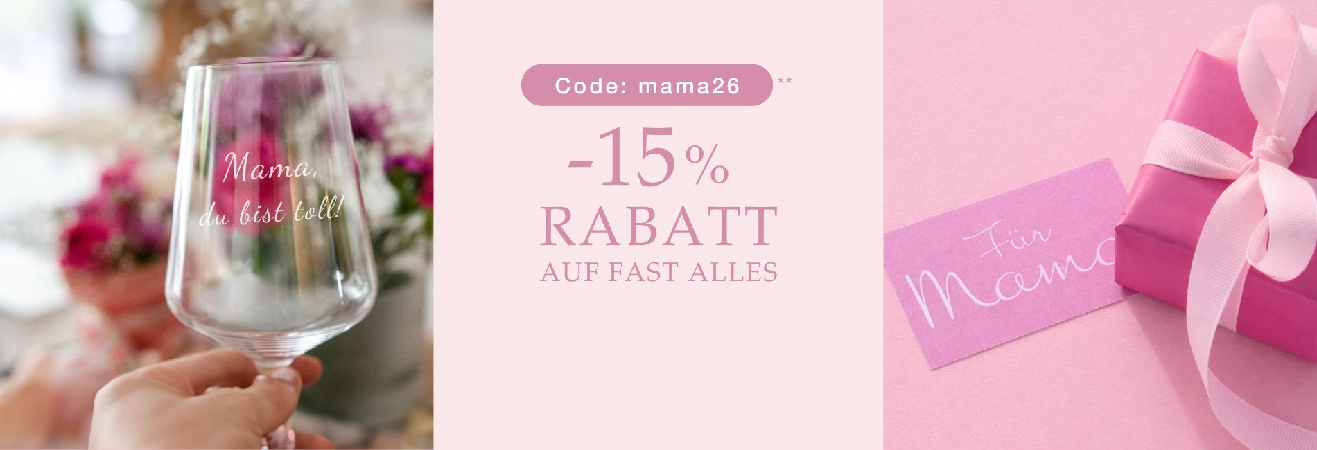 Weinglas mit der Gravur „Mama, du bist toll!“ vor floralem Hintergrund sowie ein rosa Geschenk und Hinweis auf „–15 % Rabatt auf fast alles“ mit dem Code „mama26“.