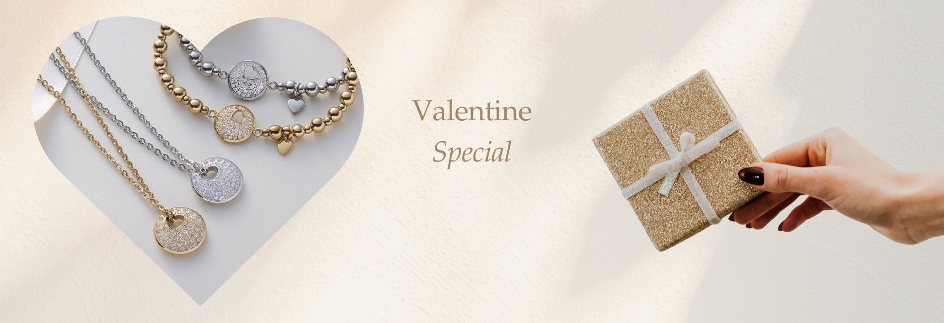 Banner mit herzförmigem Ausschnitt, in dem gold- und silberfarbener Schmuck mit Herzanhängern zu sehen ist. Rechts hält eine Hand ein goldenes Geschenk. Text: ‚Valentine Special‘.