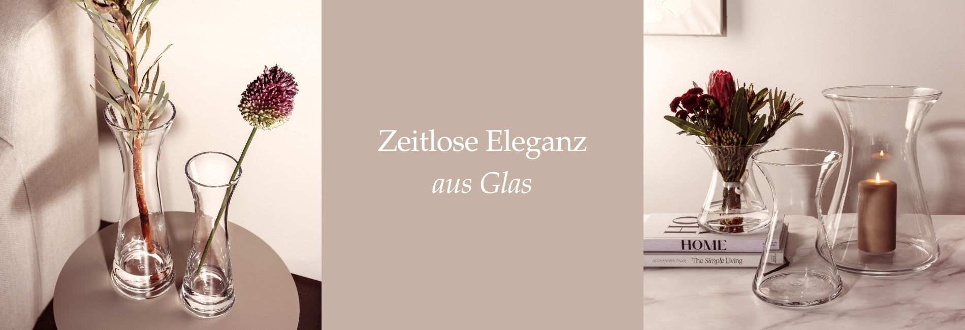 Glasvasen in unterschiedlichen Formen stehen dekorativ auf einer Marmorfläche, kombiniert mit einer Kerze im Windlicht, Büchern und hohen Blumen, begleitet vom Schriftzug „Zeitlose Eleganz aus Glas“.