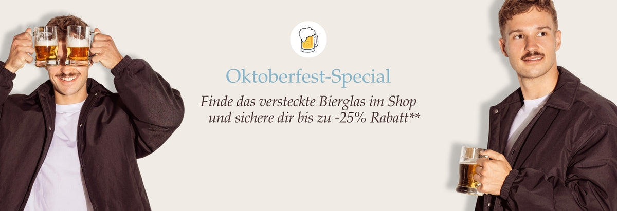 Oktoberfest-Special, bis zu 25% Rabatt, zwei Männer mit Biergläsern in braunen Anzügen vor hellem Hintergrund