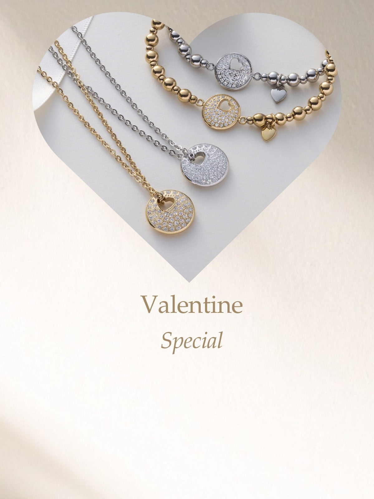 Herzförmige Darstellung von gold- und silberfarbenem Schmuck mit Herzmotiven vor hellem Hintergrund. Darunter der Text ‚Valentine Special‘.