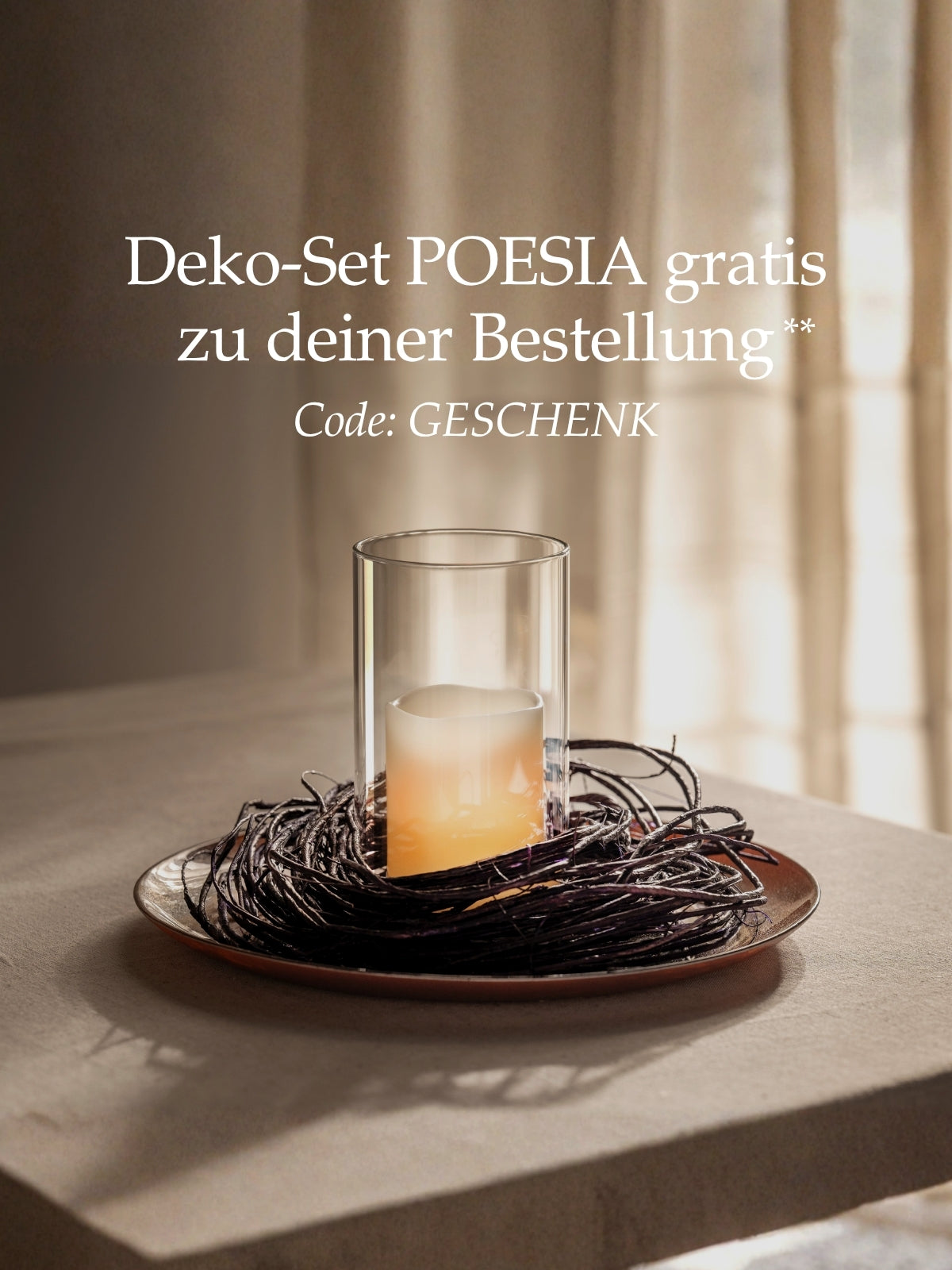Deko-Set POESIA gratis zu deiner Bestellung, Code: GESCHENK. Glaszylinder mit Kerze auf Holzteller mit schwarzen Dekofasern, warme Lichtstimmung