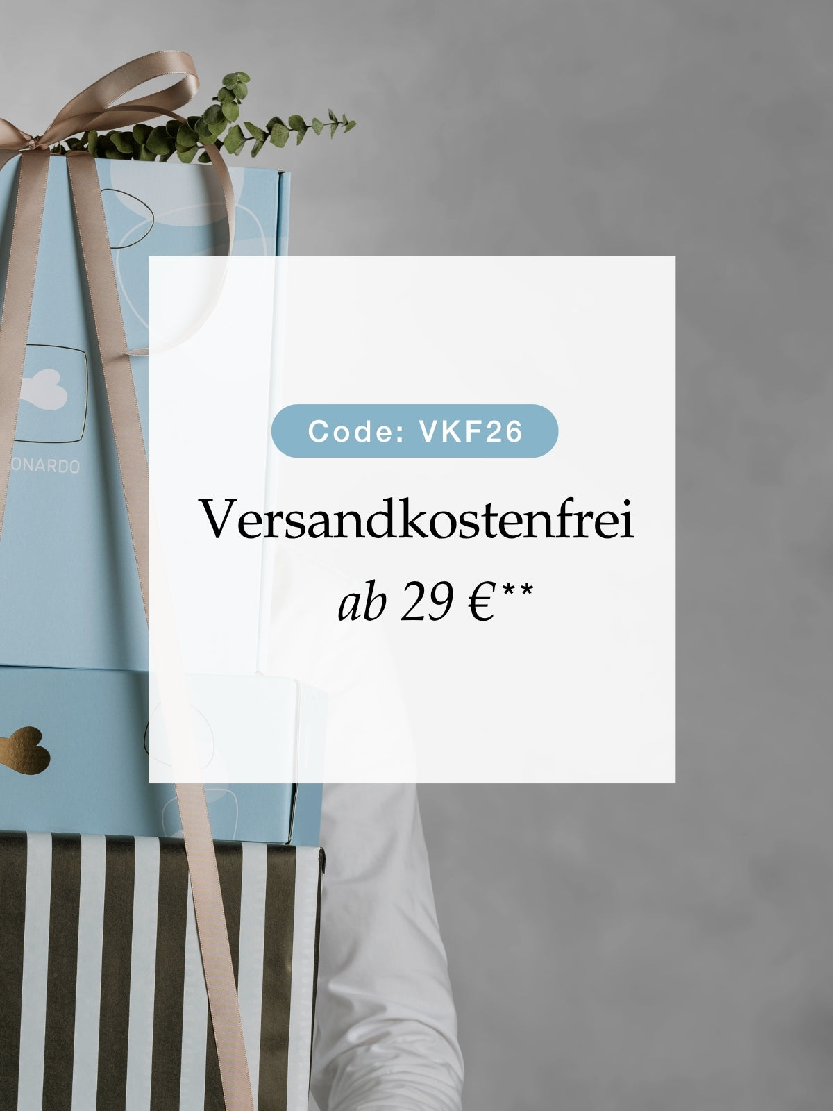 Versandkostenfrei ab 29 € mit Code VKF26, Gutschein-Banner mit blauer Papiertüte, Eukalyptus und Geschenkband