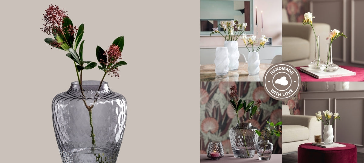 Große Glasvase mit gehämmerter Struktur und dekorativen Zweigen, daneben Collage aus Wohnraumszenen mit verschiedenen handgefertigten Vasen in Weiß, Glas und strukturierten Designs, jeweils mit frischen Blumen arrangiert.
