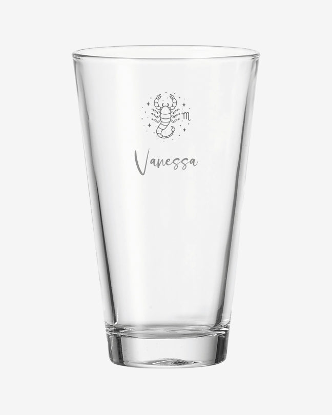 Wassergläser mit persönlicher Gravur und Sternzeichen-Motiv.