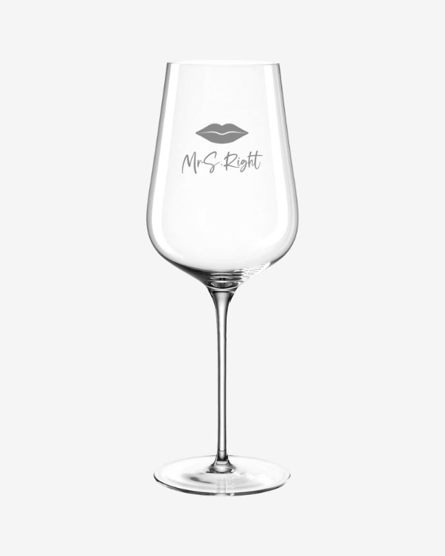 Elegante Weingläser mit Gravur wie ‚Mr. & Mrs. Right‘ oder Symbolen.